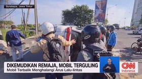 VIDEO: Dikemudikan Remaja Sepulang Salat Id, Mobil Terguling