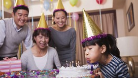 Kenapa Ulang Tahun Selalu Dirayakan dengan Kue dan Tiup Lilin?