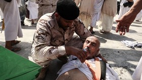 FOTO: Jemaah Haji Bertumbangan Hadapi Panas Ekstrem