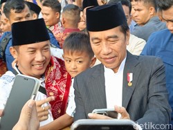 Usai Salat Idul Adha di Simpang Lima Semarang, Jokowi Diajak Warga Berfoto
