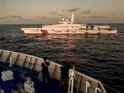 8 Fakta Penjaga Pantai China Acungkan Pedang dan Tabrak Kapal Filipina