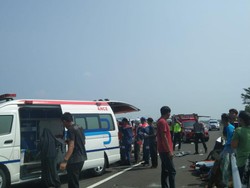 Ambulans Tabrak Truk Tewaskan 2 Orang, Sopir Disebut Kurang Konsentrasi