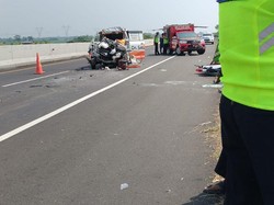 Ambulans Pembawa Jenazah Tabrak Truk di Tol Pemalang-Batang, 2 Tewas