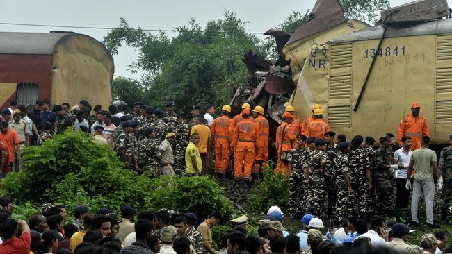 FOTO: Tabrakan Maut Kereta di India Tewaskan Delapan Orang
