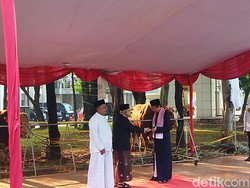Momen Wapres Maruf Amin Serahkan Sapi Kurban ke Masjid Istiqlal