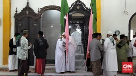 Tangis Muazin Masjid Tertua di Maluku Terima Tongkat Khotbah Salat Id