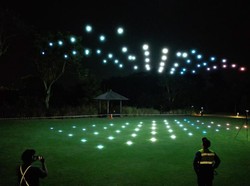 Keren! Warna-warni Drone Terbang Hiasi Langit Padalarang