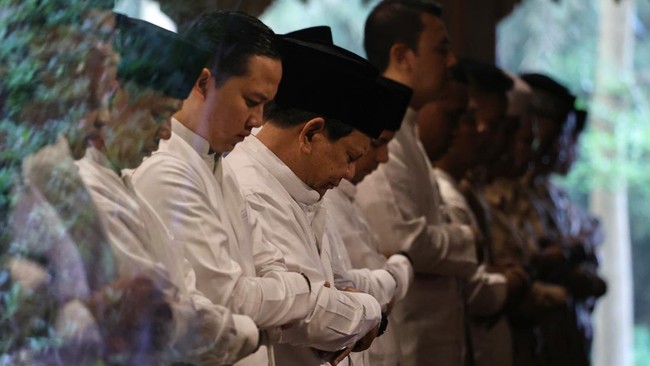 Prabowo Subianto salat Iduladha 1445 H berbareng penduduk di Masjid Nurul Wathan, Padepokan Garuda Yaksa, Hambalang, Senin (17/6).