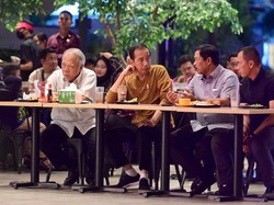 Presiden Jokowi Nikmati Mi Pedas saat Minggu Malam di Semarang
