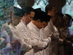 Momen Prabowo Salat Idul Adha di Masjid Hambalang
