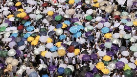 Cerita Jemaah Haji Kalungi Kipas Atasi Panas yang Menggila di Saudi