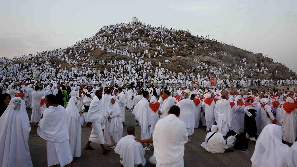 FOTO: Khusyuk Jemaah Haji Wukuf di Arafah saat Cuaca Panas Menyengat