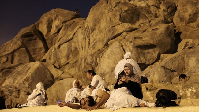 FOTO: Khusyuk Jemaah Haji Wukuf di Arafah saat Cuaca Panas Menyengat