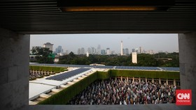 FOTO: Khusyuk Menunaikan Salat Idul Adha di Masjid Istiqlal