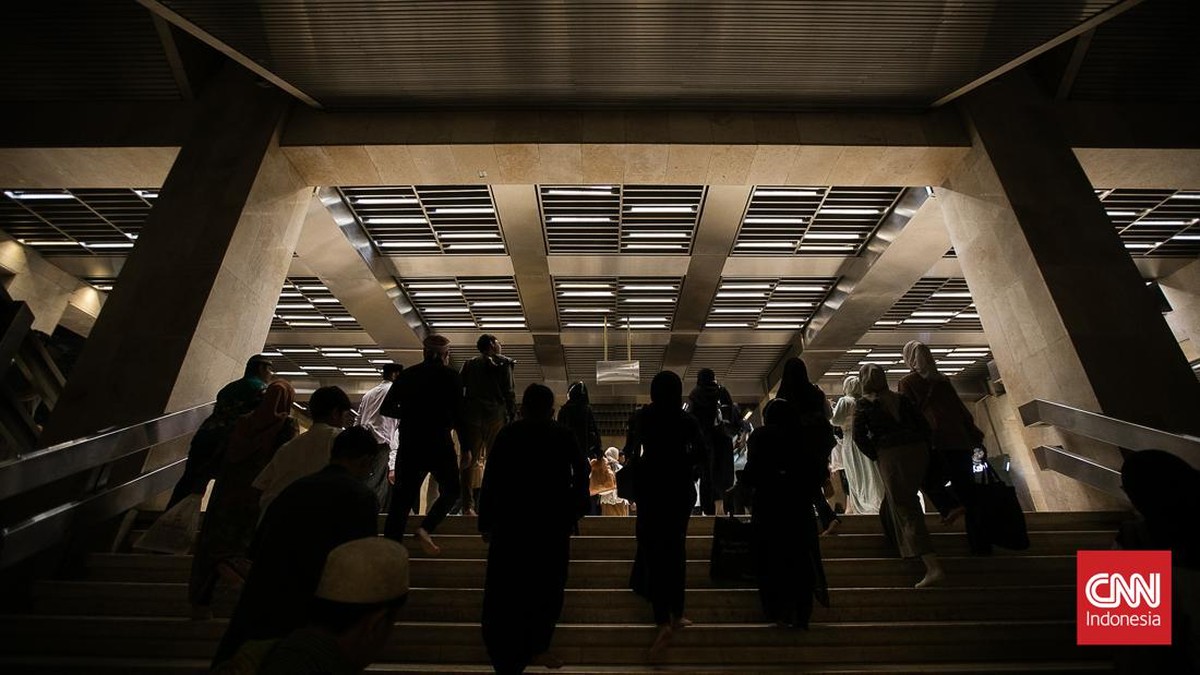 FOTO: Khusyuk Menunaikan Salat Idul Adha di Masjid Istiqlal