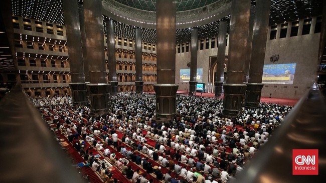 Ratusan jamaah mengikuti Salat Gaib untuk mendiang pemimpin Hamas Ismail Haniyeh nan digelar di Masjid Istiqlal, Jakarta, Jumat (2/8).