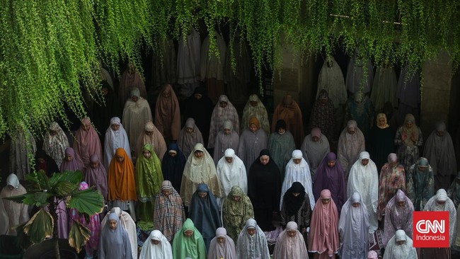 Ratusan pengikut Naqsabandiyah di Bima dan jemaah Al Muhdlor di Tulungagung merayakan Salat Idulfitri lebih awal, berdasarkan perhitungan hilal oleh tuan guru.