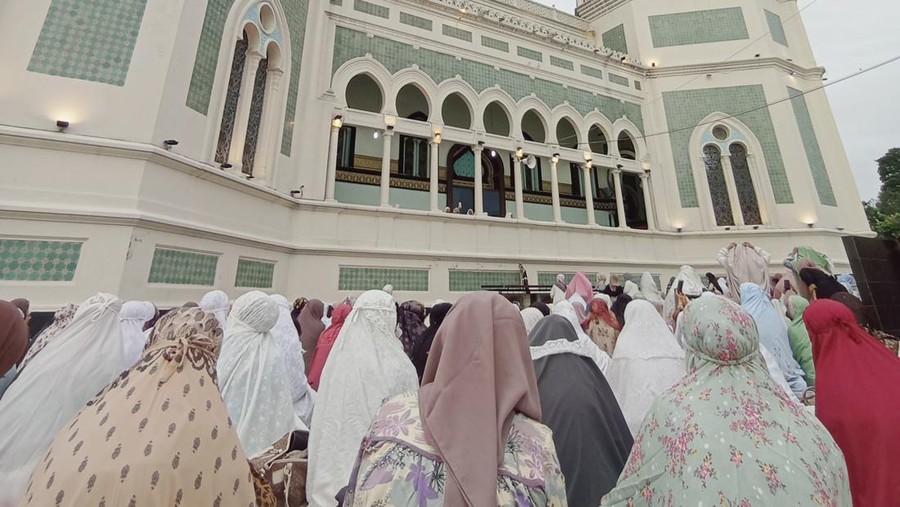Suasana Salat Idul Adha di Masjid Raya Al-Mashun Medan&period; Foto&colon; Aisyah Luthfi Munthe&sol;detik&period;com
