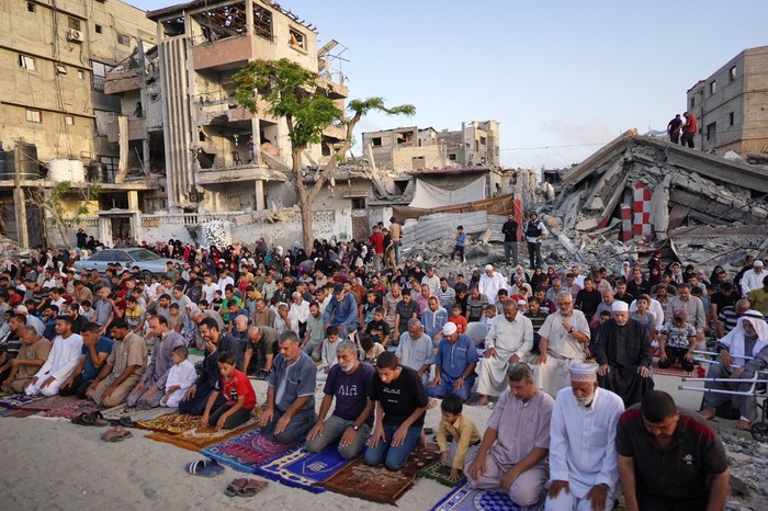 Palestinians perform the Eid al-Adha morning prayer in Khan Yunis in the southern Gaza Strip, on the first day of the Muslim holiday marking the end of the hajj pilgrimage to Mecca, on June 16, 2024. (Photo by Bashar TALEB / AFP)