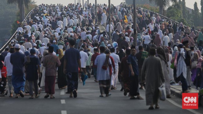 FOTO: Khidmat Warga Padati Jalan untuk Salat Idul Adha di Buaran