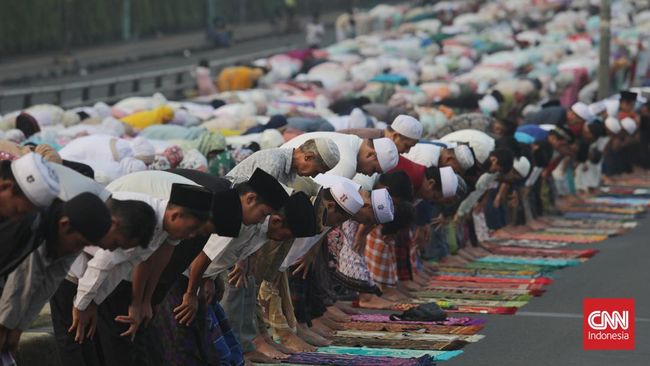 Waktu pelaksanaan salat Iduladha perlu diperhatikan setiap muslim. Ketahui jam berapa salat Iduladha agar tak ketinggalan salat berjemaah.