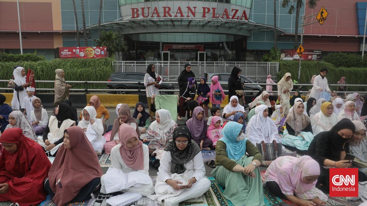 FOTO: Khidmat Warga Padati Jalan untuk Salat Idul Adha di Buaran