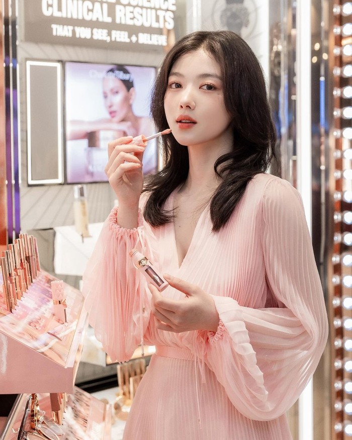 Aktif dalam mempromosikan koleksi terbaru secara perdana, bintang drama 'My Demon' tersebut mencoba koleksi lipstik Pillow Talk Big Lip Plumgasm yang ada dalam toko dengan desain penuh warna mewah rose gold./ Foto: instagram.com/voguekorea