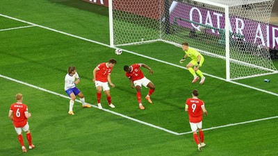 Tercipta tujuh gol bunuh diri selama fase grup Euro 2024. Jumlah itu bahkan mendekati rekor gol bunuh diri terbanyak dalam sejarah Euro.