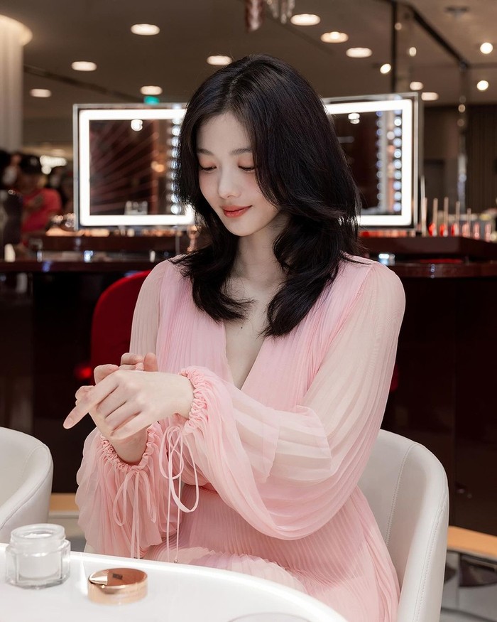 Di tengah aktivitasnya memperkenalkan produk, kecantikan Kim Yoo Jung yang kian dewasa dengan riasan manis nan lembut juga berhasil membuat publik jatuh hati akan pesonanya yang bagaikan dewi, Beauties./ Foto: instagram.com/voguekorea