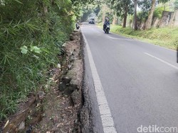 Drainase Ambles di Jalan Cigadung Bandung Bahayakan Pengendara