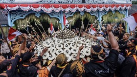 FOTO: Riuh Perebutan Gunungan di Grebeg Besar Surakarta dan Jogja