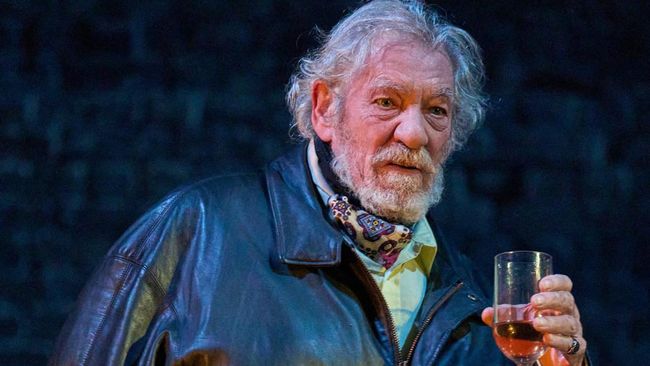 Ian McKellen dilarikan ke rumah sakit setelah terjatuh dari panggung pertunjukan Player Kings di London, Senin (17/6).