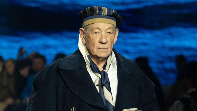 Ian McKellen memutuskan mundur dari tur teater Player Kings setelah jatuh dari atas panggung saat pentas di London (17/6).