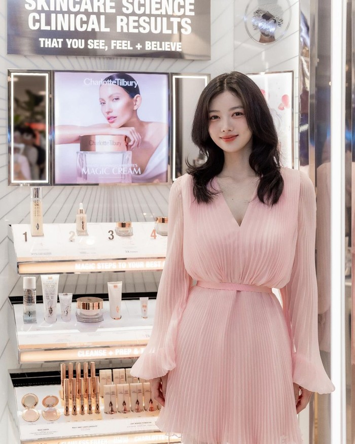 Kegiatan terbaru Kim Yoo Jung kembali menjadi sorotan publik, Beauties. Pada (16/6) kemarin, sang aktris menghadiri event terbaru brand kosmetik Charlotte Tilbury yang diselenggarakan di salah satu departement store Seoul./ Foto: instagram.com/voguekorea