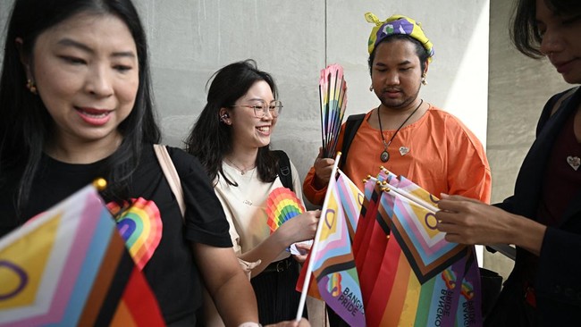 Thailand menyepakati UU yang akan melegalkan pernikahan sesama jenis. Hal itu membuat Thailand jadi yang pertama di ASEAN.