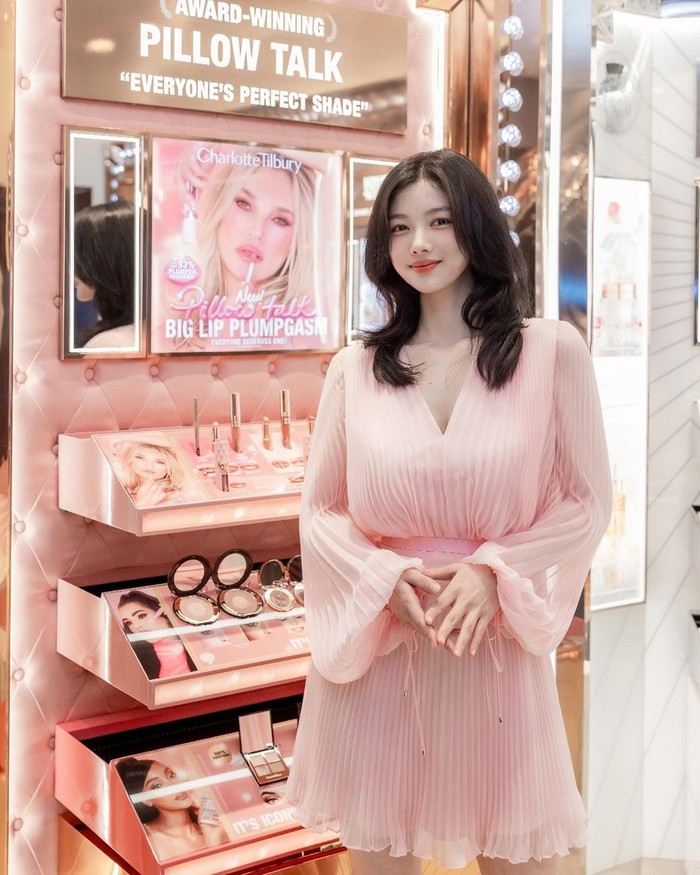 Kim Yoo Jung tampil memesona dengan mengenakan gaun bewarna pink yang lembut dalam partisipasinya untuk memperkenalkan peluncuran produk kecantikan bertajuk '2024 Pillow Talk Collection' tersebut./ Foto: instagram.com/voguekorea