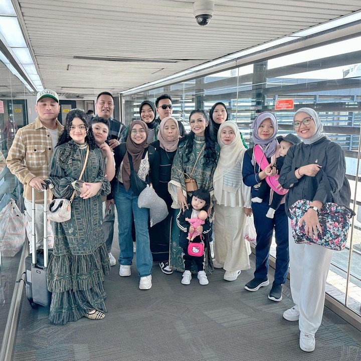 <p>Krisdayanti terbang langsung ke kampung halamannya bersama keluarga besar dan kedua cucunya itu untuk berkurban di Kota Batu, Bunda. Aurel Hermansyah, putri Krisdayanti yang juga ibu dari Ameena dan Azura saat itu tidak ikut karena sedang menunaikan ibadah haji di Tanah Suci. (Foto: Instagram @krisdayantilemos)</p>