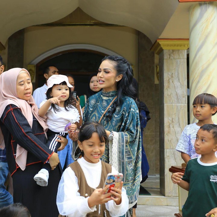 <p>Aurel dan suaminya Atta Halilintar memberikan izin pada sang Bunda Krisdayanti untuk membawa kedua anaknya ke Kota Batu. Pelantun lagu <em>Menghitung Hari</em> ini begitu bahagia bisa menghabiskan waktu bersama Ameena dan Azura dan mengajak kedua cucunya itu bertemu warga di kampung halamannya. "Berhari raya kurban di kampung halaman, terima kasih papa mamanya @ameenaatta @azuraatta boleh berlebaran idul adha sama avo dan gemmi disini ketemu warga Batu yang gemessss sama ameena Azura," tulisnya di Instagram. (Foto: Instagram @krisdayantilemos)</p>