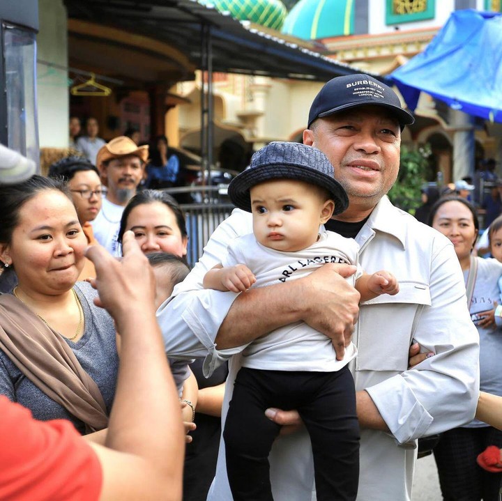 <p>Raut wajah bahagia juga terlihat dari suami Krisdayanti, Raul Lemos. Pengusaha asal Timor Leste ini tampak menggendong Azura saat menemani istrinya berkurban di kampung halaman. (Foto: Instagram @krisdayantilemos)</p>