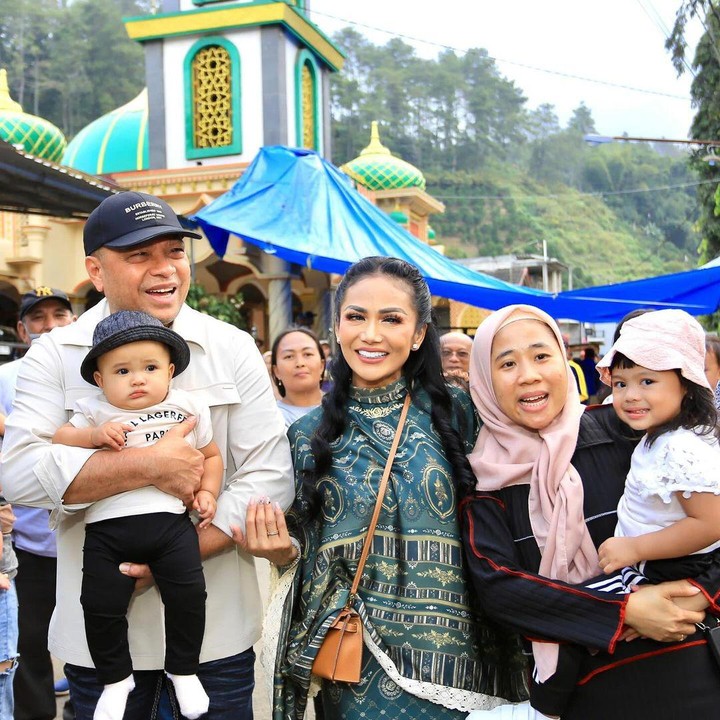 <p>Perayaan Idul Adha tahun ini menjadi sangat spesial bagi penyanyi Krisdayanti. Perempuan 49 tahun ini memboyong kedua cucunya, Ameena dan Azura, ke kampung halamannya di Kota Batu, Jawa Timur. (Foto: Instagram @krisdayantilemos)</p>