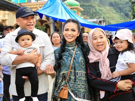 5 Potret Krisdayanti Ajak Ameena & Azura Rayakan Idul Adha di Kampung Halaman di Kota Batu
