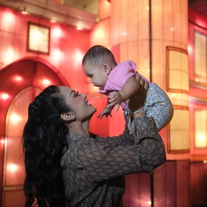 <p>Saat di Kota Batu, Krisdayanti juga mengajak kedua cucunya itu bermain di Batu Night Spectacular (BNS). Ameena dan Azura tampak sangat menikmati waktu kebersamaannya dengan sang nenek dan keluarga di Kota Batu. (Foto: Instagram @krisdayantilemos)</p>
