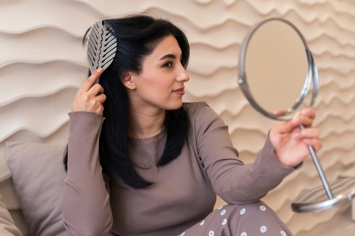 Alasan Mengapa Sikat Rambut Kayu Lebih Baik dari Sisir Biasa