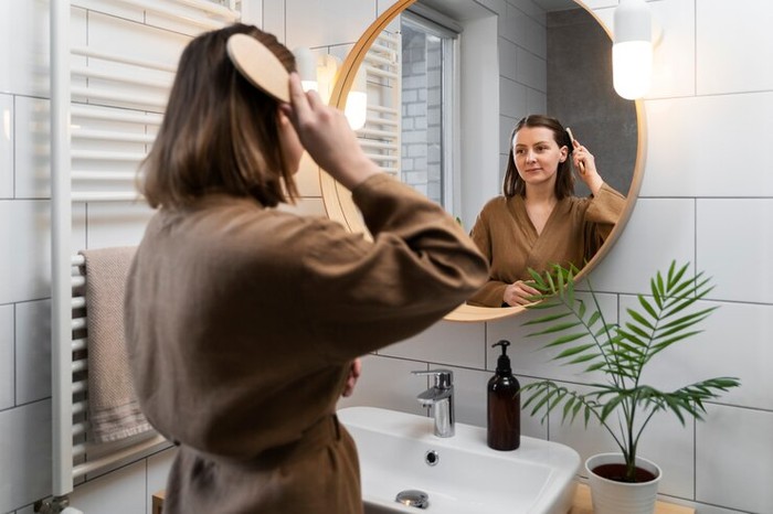 Alasan Mengapa Sikat Rambut Kayu Lebih Baik dari Sisir Biasa