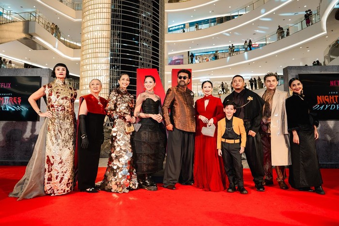 Premier serial Nightmares and Dreams di Senayan City dipadati sineas kondang yang berkontribusi di baliknya. Joko Anwar, selaku sutradara serial yang kini puncaki Netflix itu, didampingi Lukman Sardi, Ario Bayu, Fachry Albar, Nirina Zubir, Asmara Abigail, Ersa Mayori, dan masih banyak lagi/ Foto: Instagram.com/netflixid