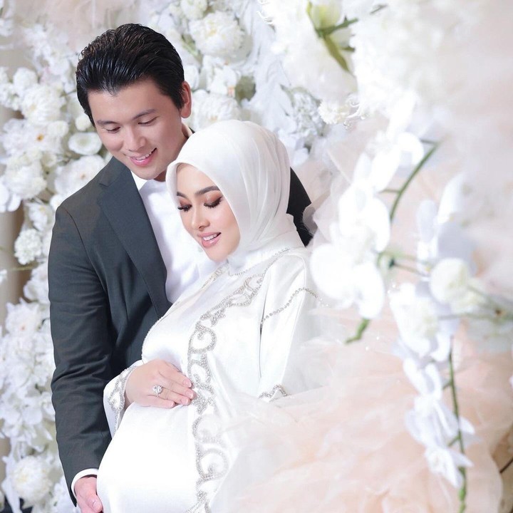 <p>Pada beberapa foto yang dibagikan, Syahrini dan Reino merayakan Idul Adha dalam balutan busana berwarna putih. Keduanya tampak berbahagia sambil memamerkan baby bump yang sudah sangat besar. (Foto: Instagram: @princessyahrini)</p>