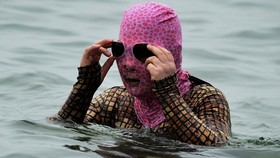 FOTO: Facekini Makin Diminati Warga China Hindari Terik Matahari
