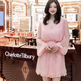Kim Yoo Jung Pancarkan Kecantikan Anggun di Event Terbaru Brand Charlotte Tilbury