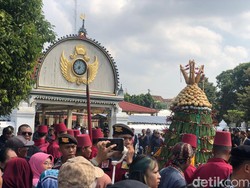 Warga Antusias Berebut Gunungan Kala Grebeg Besar Keraton Jogja