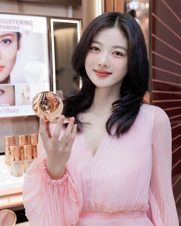 Publik pun membanjiri Kim Yoo Jung dengan beragam pujian melalui penampilan terbarunya di event 'Summer MLBB Makeup Shop' yang diadakan oleh Charlotte Tilbury karena kecantikannya yang semakin terpancar./ Foto: instagram.com/voguekorea